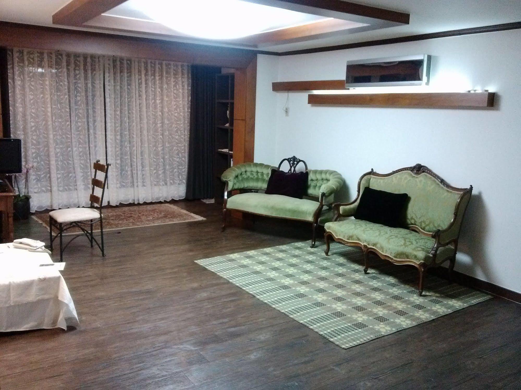 K Star Road Guesthouse - Hostel Seoul Ngoại thất bức ảnh