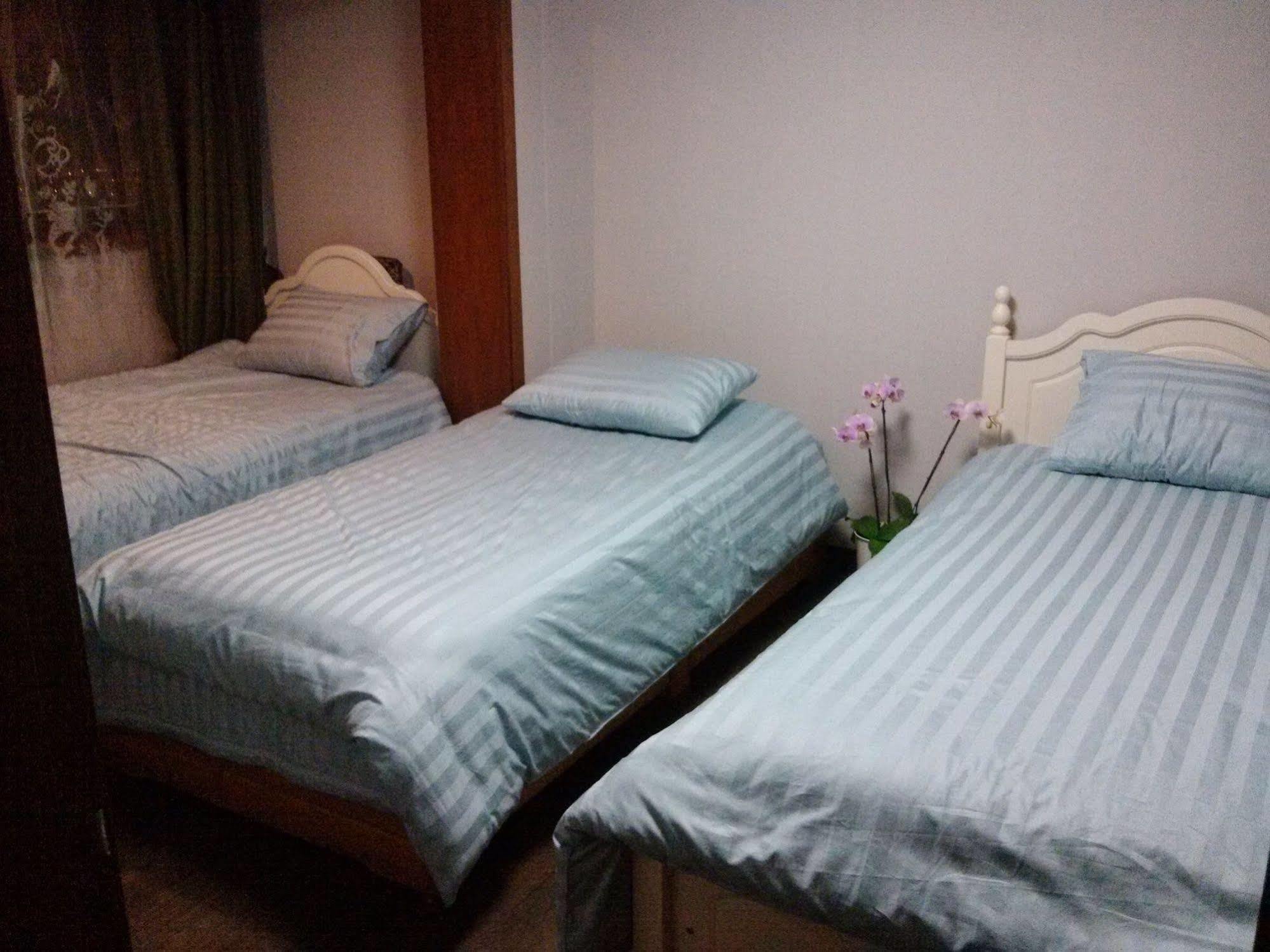 K Star Road Guesthouse - Hostel Seoul Ngoại thất bức ảnh