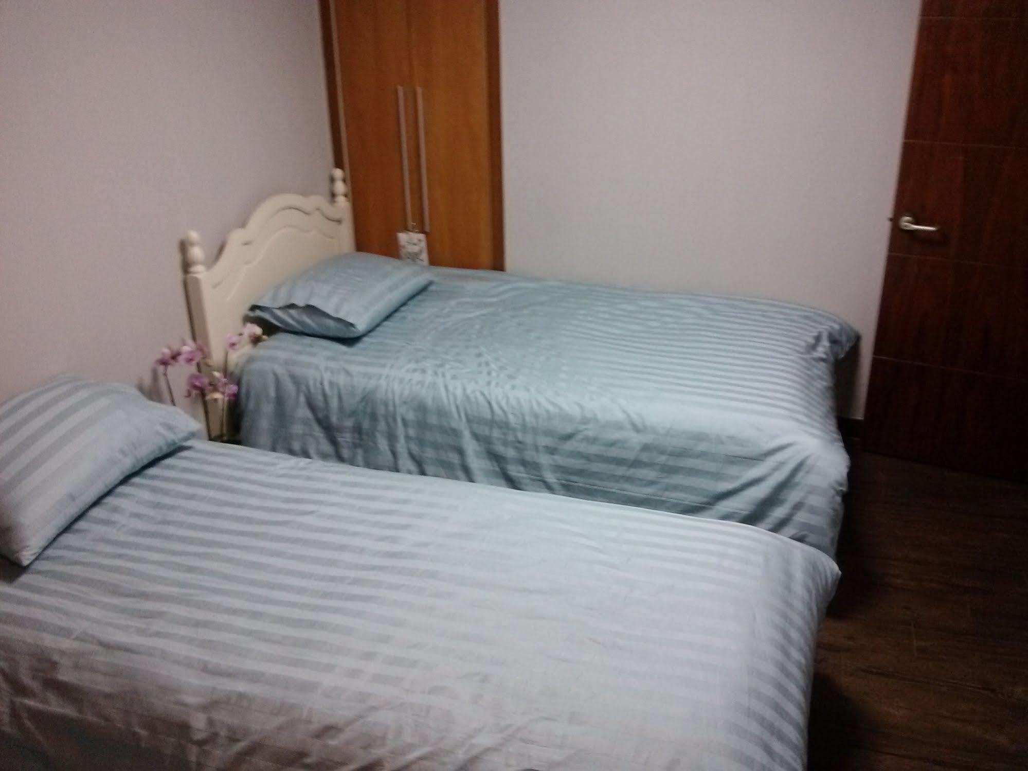 K Star Road Guesthouse - Hostel Seoul Ngoại thất bức ảnh