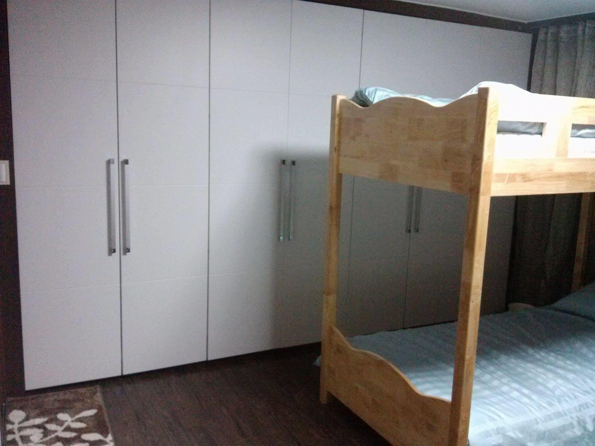 K Star Road Guesthouse - Hostel Seoul Ngoại thất bức ảnh